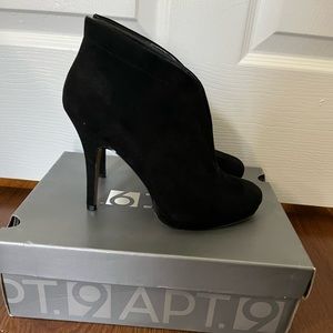APT9 black ankle heels